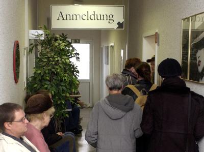 Dicht gedrängt warten Patienten in einer Arztpraxis in Frankfurt (Oder) auf ihre Untersuchung. Arztpraxis