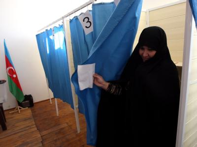 Eine Frau in Aserbaidschan verlässt die Wahlkabine. Stimmabgabe