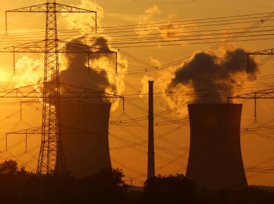 Die Kühltürme des Atomkraftwerks Grafenrheinfeld in Unterfranken vor der untergehenden Sonne. AKW-Laufzeiten