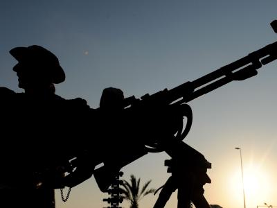 Libyscher Aufständischer mit einem Maschinengewehr in Bengasi. Aufständischer