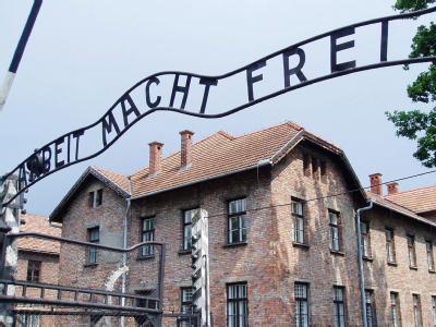 Wurde im Dezember 2009 gestohlen: Das Schild mit dem Schriftzug «Arbeit macht frei» am Eingangstor des früheren NS-Lagers Auschwitz. Schriftzug an NS-Gedenkstätte Auschwitz