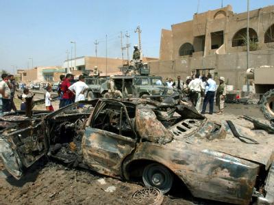 Zerstörte Fahrzeuge nach einer Explosion in Bagdad (Archivbild): Bei einem Selbstmordanschlag im nördlich der Hauptstadt gelegenen Bakuba ist die Zahl der Toten auf 30 gestiegen. Anschlag im Irak