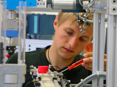 Das neue Ausbildungsjahr beginnt je nach Bundesland und Berufsbereich zwischen dem 1. August und dem 1. September. Ausbildung
