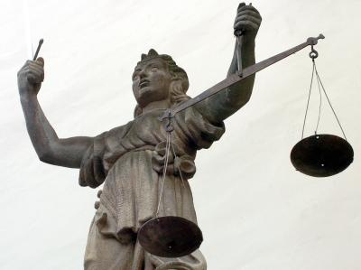 Ein Grundschullehrer wurde mangels eindeutiger Beweise vom Vorwurf des sexuellen Missbrauchs seiner Schülerinnen freigesprochen. (Symbolbild) Im Zweifel für Angeklagten