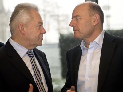 Der Vorsitzende des Bundestags-Verkehrsausschusses, Winfried Hermann (Grüne), fordert von Bahnchef Rüdiger Grube (L) besseres Training für die Mitarbeiter. (Archivbild) Bahn-Spitzentreffen