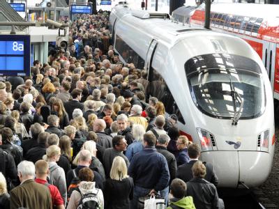 Überfüllter Bahnsteig (Symbolbild): Mit Gutscheinen über 25 Euro hat die Bahn viele Fahrgäste aus einem überfüllten IC-Zug in Münster gelockt Bahn