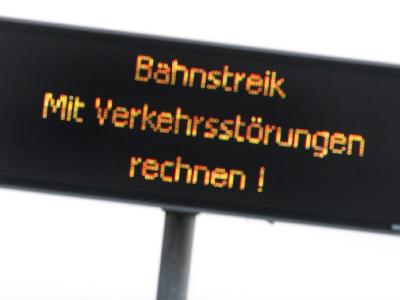 Wegen Warnstreiks im Tarifkonflikt der deutschen Bahnbranche müssen sich Pendler auf Verkehrsbehinderungen einstellen. (Archivbild) Bahngewerkschaften kündigen Streiks an