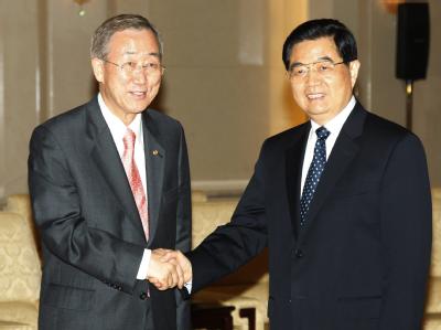 UN-Generalsekretär Ban Ki Moon und Chinas Präsident Hu Jintao in der Halle des Volkes in Peking. Ban in China