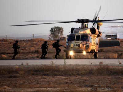 Ein Israelischer Hubschrauber in Beerscheeva: Israels Luftwaffe hat zahlreiche Ziele im Gazastreifen bombardiert. (Archivbild) Israels Luftwaffe