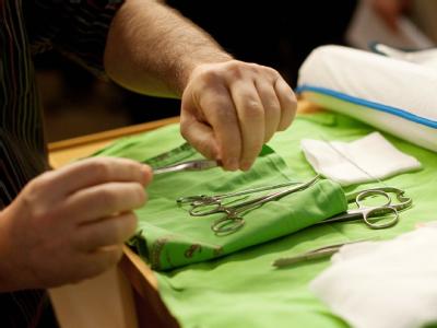 Chirurgische Instrumente werden vor einer Beschneidungszeremonie zurechtgelegt. Foto: Bea Kallos / Archiv Beschneidung