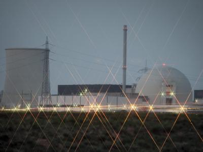 Das Atomkraftwerk Biblis: Alle alten Atommeiler sind vom Netz. Jetzt drohen den Atomkonzernen milliardenschwere Nachrüstungen. Atomkraftwerk Biblis