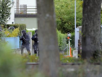 Schwer bewaffnete Spezialeinheiten gingen am 9. September 2010 in Biel in der Schweiz in Stellung. Der 67-Jährige, der bei einem Schusswechsel einen Polizisten schwer verletzte, ist nun seit Freitag verschwunden. Rentner aus Biel bleibt verschwunden