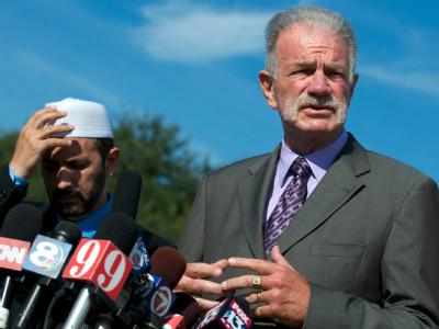 Der radikale US-Pastor Terry Jones (r.) hat seine Koran-Verbrennung endgültig abgesagt. Pastor Terry Jones