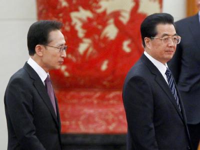 Südkoreas Präsident Lee Myung Bak (l.) bei seiner Ankunft in Peking, wo ihn der chinesische Präsidenten Hu Jintao empfing. Foto: Diego Azubel Lee Myung-bak und Hu Jintao