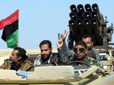 Libysche Rebellen posieren mit Victory-Zeichen für die Kamera. Libysche Rebellen