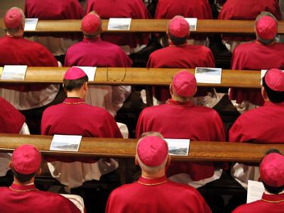 Geistliche stürzten einer Umfrage zufolge bei Vertrauenswerten ab (Archivfoto). Katholische Bischöfe in einem Gottesdienst
