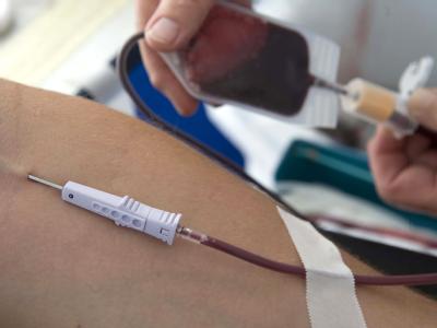 Eine Hamburger Klinik verbraucht wegen der EHEC-Infektionen deutlich mehr Blutkonserven als normal - und ruft daher zum Spenden auf. An der Nadel