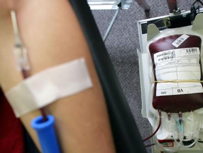 Angesichts des hohen Bedarfs an Blutkonserven und Blutplasma wegen der zahlreichen EHEC-Erkrankungen haben erste Krankenkassen zum Blutspenden aufgerufen. Blutspende