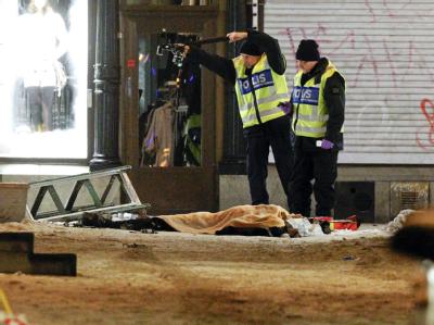 Die Polizei untersucht die Leiche des Selbstmordattentäters in Stockholm. Selbstmordattentäter