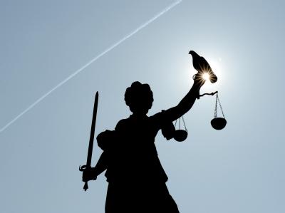 Wer sich in einem Zivilprozess vor Gericht streitet, kann die Kosten künftig als außergewöhnliche Belastung von der Steuer absetzen. Justitia