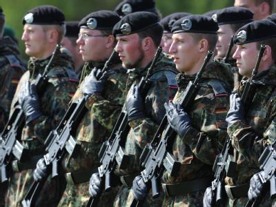 Verteidigungsminister de Maizière plant eine deutliche Verkleinerung der Streitkräfte und eine Straffung der Strukturen. Bundeswehsoldaten
