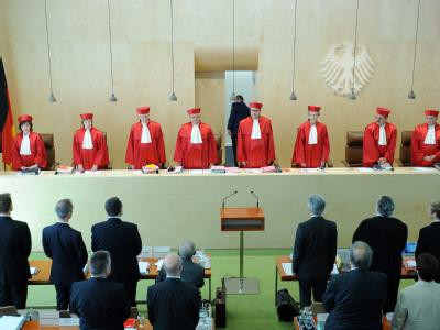 Der Zweite Senat des Bundesverfassungsgerichts eröffnet die Verhandlung über die Eilanträge gegen den Euro-Rettungsschirm ESM und den europäischen Fiskalpakt. Foto: Uli Deck Bundesverfassungsgericht