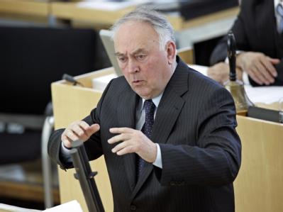 Sachsen-Anhalts Ministerpräsident Wolfgang Böhmer hat die Diskussion um Teilzeitparlamente in Flächenländern angestoßen. (Archivbild) Böhmer