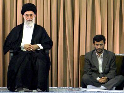 Ajatollah Ali Chamenei steht zu seinem Präsidenten Mahmud Ahmadinedschad. (Archivbild) Chamenei und Ahmadinedschad