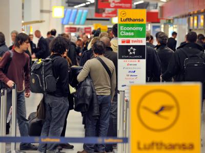 Lufthansa-Fluggäste müssen sich auf Flugausfälle oder lange Wartezeiten einstellen (Archiv). Check-In