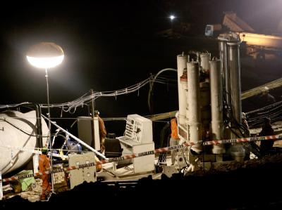 Jeden Tag wird sich der Spezialbohrer «Strata 950» 8 bis 15 Meter tiefer ins Gestein fressen. Rettungsbohrung in Chile hat begonnen