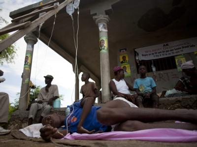 In Drouin nördlich der Hauptstadt Port au Prince werden Kranke mit INfusionen versorgt. Inzwischen sind mehr als 200 Menschen gestorben. Cholera-Ausbruch in Haiti