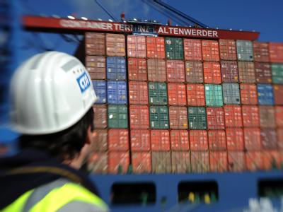 Die Schuldenkrise hat die deutsche Wirtschaft erfasst. Der Aufschwung ist unterbrochen - aber nicht gestoppt. 2012 geht es wohl allmählich wieder bergauf. Foto: Marcus Brandt / Archiv Container Terminal