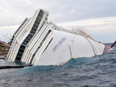 Das Abpumpen des gefährlichen Schweröls der «Costa Concordia» geht weiter. Die Frage aber, wie stabil das Wrack liegt, bleibt weiterhin offen. Foto: Luca Zennaro Costa Concordia