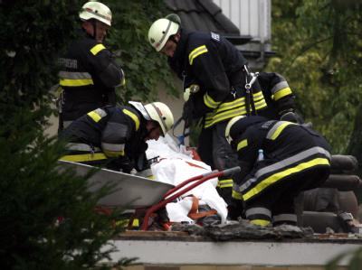 Einsatzkräfte der Feuerwehr bergen eins der Opfer. Kircheneinsturz in Berlin
