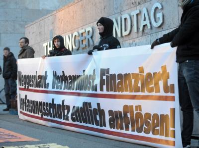 Demonstranten fordern vor dem Thüringer Landtag in Erfurt die Auflösung des Landesamtes für Verfassungsschutz. Foto: Martin Schutt Demonstration vor Thüringer Landtag