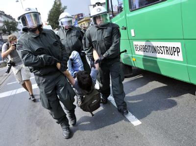 Polizisten tragen in Dortmund eine Teilnehmerin einer Sitzblockade gegen den Aufmarsch rechtsextremer Demonstranten weg. Demonstrationen in Dortmund