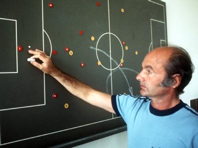 «Fußball-Professor» Dettmar Cramer war nur drei Jahre Assistent von Bundestrainer Helmut Schön. (Archivfoto von 1976) Dettmar Cramer