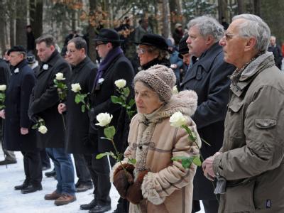Auf dem Dresdner Heidefriedhof gedenk Einwohner und Gäste mit weißen Rosen den Opfers vor 67 Jahren. Foto: Matthias Hiekel Gedenken in Dresden