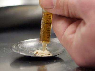 Ein Drogenabhängiger löst Heroin in einer Spritze auf. Die Zahl der Drogentoten ist im vergangenen Jahr um sieben Prozent auf 1237 gesunken. Drogentote