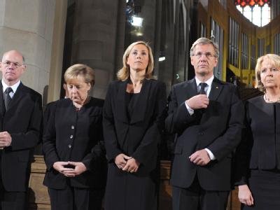 Bundestagspräsident Lammer, Kanzlerin Merkel, Bundespräsident Wulff, seine Frau Bettina und Ministerpräsidentin Kraft (v. l.) in der Salvatorkirche in Duisburg Trauerfeier nach Loveparade