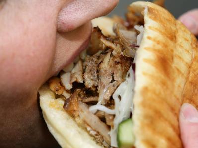 Vorsicht bei Dönertaschen: Lebensmittelkontrolleure stellten bei einem Fünftel der Betriebe Hygienemängel fest. Döner