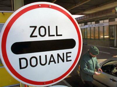 Ein Zollbeamter kontrolliert in Rielasingen am dortigen Zollamt einen Autofahrer (Archivfoto vom 26.02.2003). Grenzkontrollen
