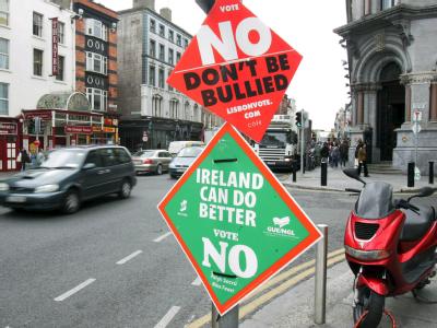 Irland: Plakate in Dublin am Tag nach der Abstimmung zum EU-Reformvertrag. EU-Referendum