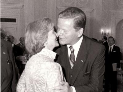 Eberhard von Brauchitsch mit seiner Ehefrau Helga am 19.02.1981 in Bonn: Nach Angaben der Familie ist das Paar freiwillig aus dem Leben geschieden. Eberhard und Helga von Brauchitsch