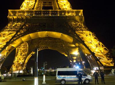 Nach dem Beschluss des Burka-Verbots in Frankreich wurde am Dienstagabend u.a. der Eiffelturm evakuiert. Eiffelturm evakuiert