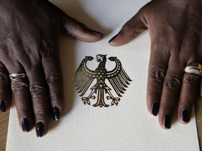Der deutsche Pass ist bei Zuwanderern wieder stärker gefragt. Foto: Peer Grimm / Archiv Einbürgerungsurkunde