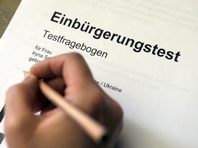 Generalprobe Einbürgerungstest: Auch hier darf geübt werden. Eine Person füllt in Ludwigshafen einen Testfragebogen aus. (Archiv) Einbürgerungstest