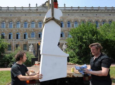 Das Denkmal vor dem Landgericht Dresden während der Installation: Ein stilisiertes Messer zum Gedenken der vor einem Jahr hier ermordeten Ägypterin Marwa El-Sherbini. Gedenken an ermordete Ägypterin