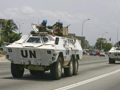 Blauhelme der Vereinten Nationen patrouillieren in der Hauptstadt der Elfenbeinküste, Abidjan. Foto: Legnan Koula/ Archiv Blauhelme in Abidjan