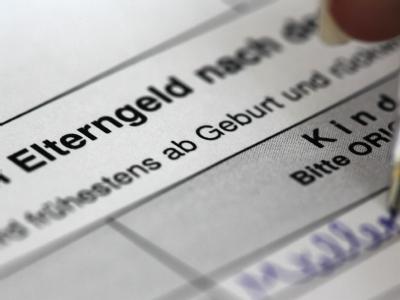 Antragsformular für Elterngeld: Bundesfamilienministerin Schröder hat nach Medieninformationen Pläne zur Verbesserung des Elterngeldes gestoppt. Elterngeld